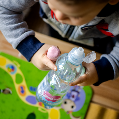 5 tips to ensure that our children drink enough water in the hot weather