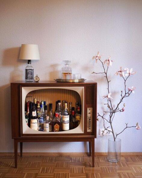 How to turn a bar cabinet into a nostalgic experience – Picture of the day