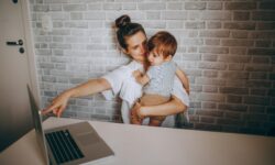 The higher the position, the greater the pressure on women to return quickly from maternity leave