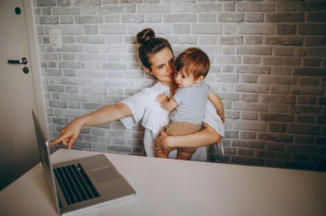 The higher the position, the greater the pressure on women to return quickly from maternity leave