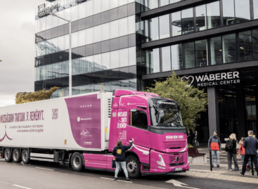 The pink truck, which draws attention to the fight against breast cancer, has started on Hungarian roads