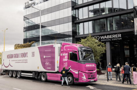 The pink truck, which draws attention to the fight against breast cancer, has started on Hungarian roads