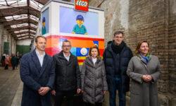 Életnagyságú LEGO villamos Budapest utcáin