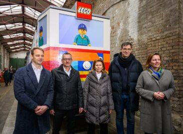 Életnagyságú LEGO villamos Budapest utcáin