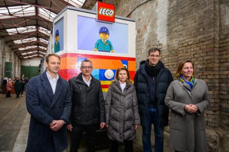 Életnagyságú LEGO villamos Budapest utcáin