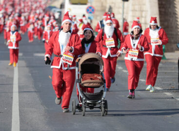 Only two weeks left: thousands of Santas are running in downtown Budapest this year