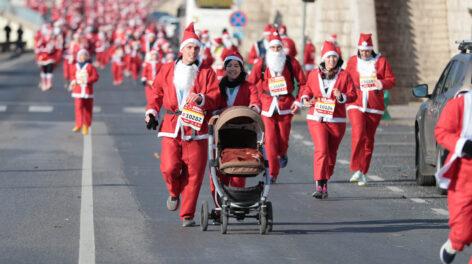 Only two weeks left: thousands of Santas are running in downtown Budapest this year