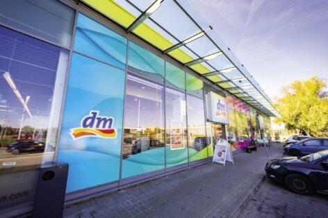 Dm invests in prices, technological development and its store network