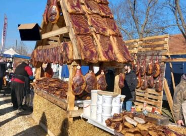 (HU) Kolbászból a kerítés, szalonnából a tető – A nap képe