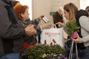 Rászoruló hölgyek nőnapját tette szebbé a Rossmann