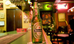 Brit pubhálózatába invesztál a Heineken