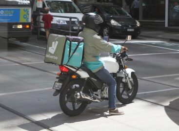 Közel 3,5 milliárd euróért veszi meg a DoorDash a Deliveroo-t