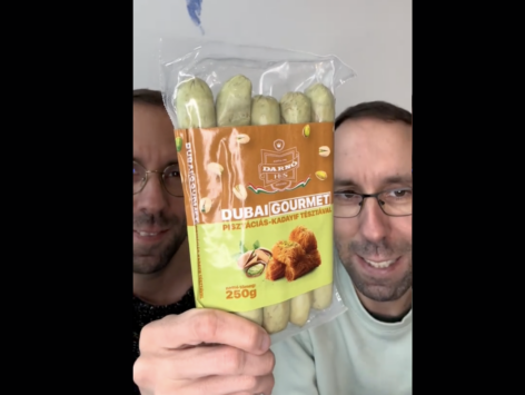 Pistachios, chocolate, pasta – and hot dogs? Yes, the “Dubai hot dog” has arrived in Hungarian stores