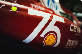 75 év szenvedély, teljesítmény és innováció – a Shell és a Scuderia Ferrari HP ikonikus együttműködését ünneplik világszerte