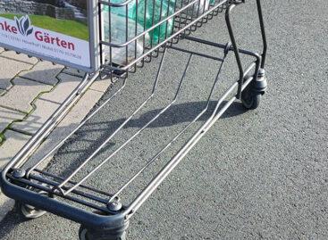 (HU) Bevásárlókocsi-parkoló az autóparkolóban – A nap képe