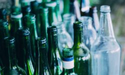 Glass bottles found to contain microplastics