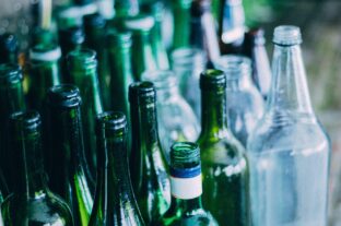 Glass bottles found to contain microplastics