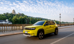 A Fiat autóipari újdonságot mutat be: italoskartonból újrahasznosított anyag kerül az új modellbe
