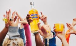 40 év után újra Keith Haring ikonikus dizájnja az Absolut Vodka palackján