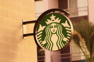Visszahívja az irodába dolgozóit a Starbucks