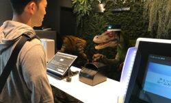 (HU) Emberek és dinoszauruszok a recepción – A nap képe