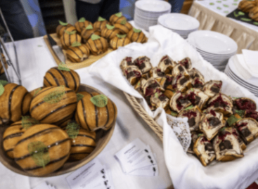 Silky brownies and cherry sauce are hidden in the award-winning dough of this year’s Leaf Walking Cake (video)