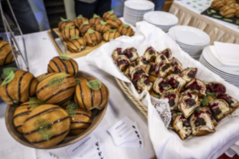 Silky brownies and cherry sauce are hidden in the award-winning dough of this year’s Leaf Walking Cake (video)