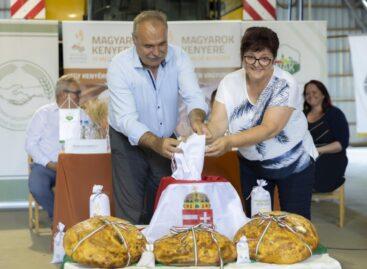 Köszönettel tartozunk a gazdáknak az életet adó búzáért és a belőle készülő kenyérért