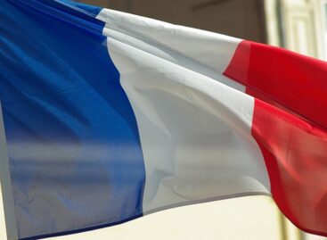 A francia elnök kihirdette az új mezőgazdasági törvényt, amely ellen több mint kétmillióan írtak alá petíciót