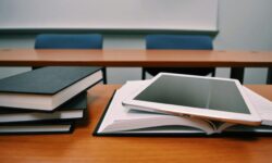 Iskolakezdés 2025: minden második szülő műszaki cikket vásárol, de sokan tehetetlenek az online veszélyekkel szemben