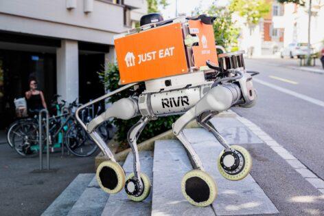 Robotokkal szállít ételt a Just Eat Takeaway