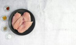 Újabb drágulási hullám a baromfipiacokon: a csirkemell ára egy év alatt 17 százalékkal nőtt