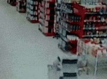 (HU) A bevásárlókocsi veszélyese üzem – A nap videója
