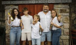 Elkészült Váli Péter különlegessége: 6 évig seprőn érlelt Budai zöld pezsgő