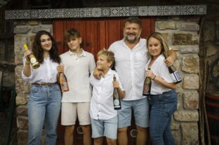 Elkészült Váli Péter különlegessége: 6 évig seprőn érlelt Budai zöld pezsgő