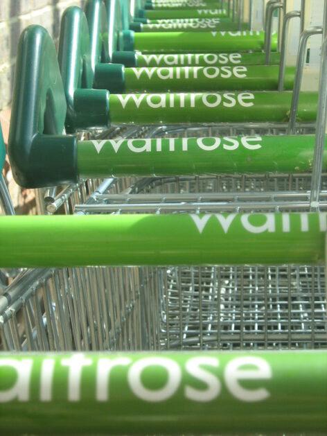 Mesterséges intelligenciával működő bevásárlókocsikat tesztel a brit Waitrose