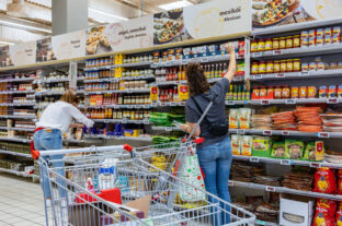 A taste journey at Auchan: customers are welcomed with the cuisines of 13 nations