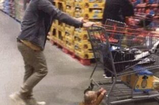 (HU) Fáradt gyerekkel ne menj bevásárolni! – A nap videója