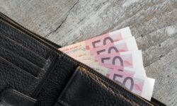 KSH: a bruttó átlagkereset 693 700 forint volt, 9,0 százalékkal meghaladta az egy évvel korábbit