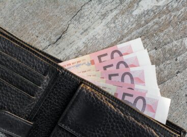 KSH: the gross average salary was 693,700 forints, 9.0 percent higher than a year earlier.