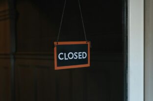Kik would strengthen its position by closing loss-making stores