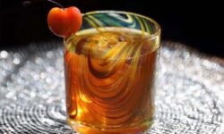 Klasszikus whiskys pohár a fa erezetét idéző színnel – A nap képe