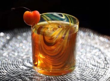 (HU) Klasszikus whiskys pohár a fa erezetét idéző színnel – A nap képe