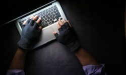 Csalók élnek vissza a KiberPajzs és egy élelmiszeráruház-lánc nevével