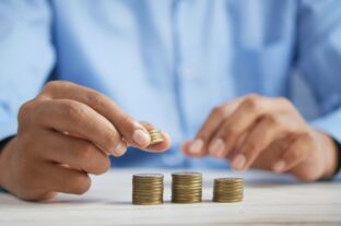 A Fitch javította idei globális GDP-növekedési előrejelzését