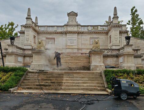 Preservation of value with modern cleaning technology: the stairs of the Batthyány Mausoleum have been renovated