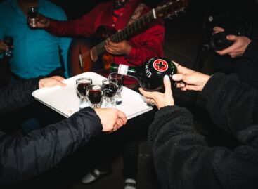 In Zwack Unicum’s light music series, the ensemble pays tribute to tradition in the imposing halls of the Transport Museum.