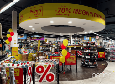 Az első 100 nap, akár 70% kedvezmény – és 16,6 tonna megmentett élelmiszer!  Több mint 63.000 megmentett termék, több mint 21 millió forint megtakarítás a vásárlóknak! -ez volt a PRÍMA OUTLET első száz napja. A java pedig csak most jön!  A PRÍMA OUTLET, Magyarország első élelmiszer-outlet üzlete – amely a budapesti Récsei Centerben található Príma szupermarket része. Rövid működése alatt is bizonyította, hogy a fenntarthatóság és a kedvező árak kéz a kézben járhatnak. A nyitás óta több mint 63.000 terméket mentettünk meg a pazarlástól, ezzel mintegy 44 tonna* szén-dioxid kibocsátását előzve meg. Ezzel mintegy 44 tonna* szén-dioxid kibocsátását előzve meg. Ez akkora környezeti hatás, mintha egy átlagos magyar család 17 évnyi áramfogyasztását spóroltuk volna meg, ha a számításnál 2600kWh-val számoltunk. A vásárlók számára ez nemcsak környezeti, hanem jelentős anyagi előnyökkel is jár: a nyitás óta 21.737.043 forint megtakarítás keletkezett** az outlet áraknak köszönhetően, miközben minden termék a jól ismert PRÍMA minőséget képviseli. Ez annyit tesz, hogy átlagban termékenként 300-400Ft-nyit spórolnak vásárlóink.  Az üzlet kínálata naponta változik, a polcokon helyet kapnak a csomagolássérült, közel lejáró, túlkészletezett, vagy a szortiment-frissítésből kikerülő termékek – mind kiváló minőségben, akár 70%-kal olcsóbban. „A PRÍMA OUTLET egyszerre nyújt kedvező árakat, magas minőséget és fenntartható megoldást az élelmiszer-pazarlás ellen. Büszkék vagyunk arra, hogy rövid idő alatt kézzelfogható eredményeket értünk el: több tízezer termék kapott új esélyt, a vásárlóink pedig több millió forintot spóroltak meg.” – mondta Breier Péter, tulajdonos. A PRÍMA OUTLET a Breier Csoport tagjaként továbbra is elkötelezett a vásárlói értékteremtés, a fenntarthatóság és az innováció mellett. A nyári árukészletből származó termékek most kerülnek az OUTLET polcaira. A PRÍMA OUTLET 100. működési napján ünnepélyesen bejelentésre került továbbá az is, hogy a Breier Cégcsoport által működtetett, Récsei Centerben lévő Príma üzletünk megállapodást kötött a Magyar Élelmiszerbank Egyesületével. Célja, hogy ne csupán az élelmiszer-pazarlás csökkentésével óvja a környezetet, hanem közvetlen segítséget nyújtson a nehéz helyzetben élő családoknak is. Így a PRÍMA OUTLET nemcsak a tudatos vásárlóknak kínál okos alternatívát, hanem valódi társadalmi értéket is teremt.   * A szén-dioxid-megtakarítás becslés egy átlagos vegyes élelmiszer-kosár környezeti lábnyomán alapul. A számításnál feltételeztük, hogy a megmentett termékek összesített nettó tömege 16,6 tonna, és 1 kilogramm vegyes élelmiszer előállítása és szállítása átlagosan 2,7 kg CO₂-egyenérték kibocsátással jár. Ez a módszer széles körben alkalmazott iparági átlagon alapul; az egyes termékkategóriák tényleges értékei ennél alacsonyabbak vagy magasabbak is lehetnek. **a Vörösvár Kft. által üzemeltetett boltok, alap fogyasztói áraihoz viszonyítva.    Sajtókapcsolat: Tóth Ferenc (marketingvezető) Vörösvár Kft. – a Breier Csoport tagja +36 30 177 8701 📧 ferenc.toth@cba-vorosvar.hu 🌐 www.vorosvarkft.hu/outlet  Háttérinformáció: A Breier Csoport Magyarország egyik meghatározó, családi tulajdonban lévő kereskedelmi vállalatcsoportja, amely több mint 30 éve van jelen a hazai élelmiszer-kiskereskedelemben. A cégcsoport zászlóshajója a Vörösvár Kft., amely 1992 óta üzemeltet CBA és PRÍMA szupermarketeket Budapesten és Pest megyében, mára 26 üzlettel. A Breier Csoport küldetése, hogy a minőséget és a helyi értékeket ötvözve kínáljon megbízható vásárlási élményt, miközben folyamatosan reagál a vásárlói igényekre és a piaci változásokra. Innovatív kezdeményezéseik közé tartozik a PRÍMA OUTLET megnyitása is, amely Magyarország első élelmiszer-outlet koncepciója. A Breier Csoport víziója, hogy helyi gyökerekkel rendelkező, országosan elismert minőségi márkát építsen, amely a tradícióra építve nyit a jövő felé, egységes arculattal, kimagasló szolgáltatási színvonallal és összetartó közösséggel.