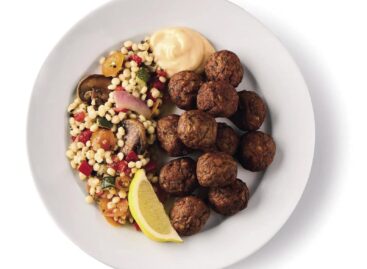 Növényi falafel bevezetésével ünnepli az IKEA a svéd húsgolyó 40. születésnapját