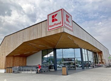 Fából épült mintabolttal kísérletezik a Kaufland Szlovákiában